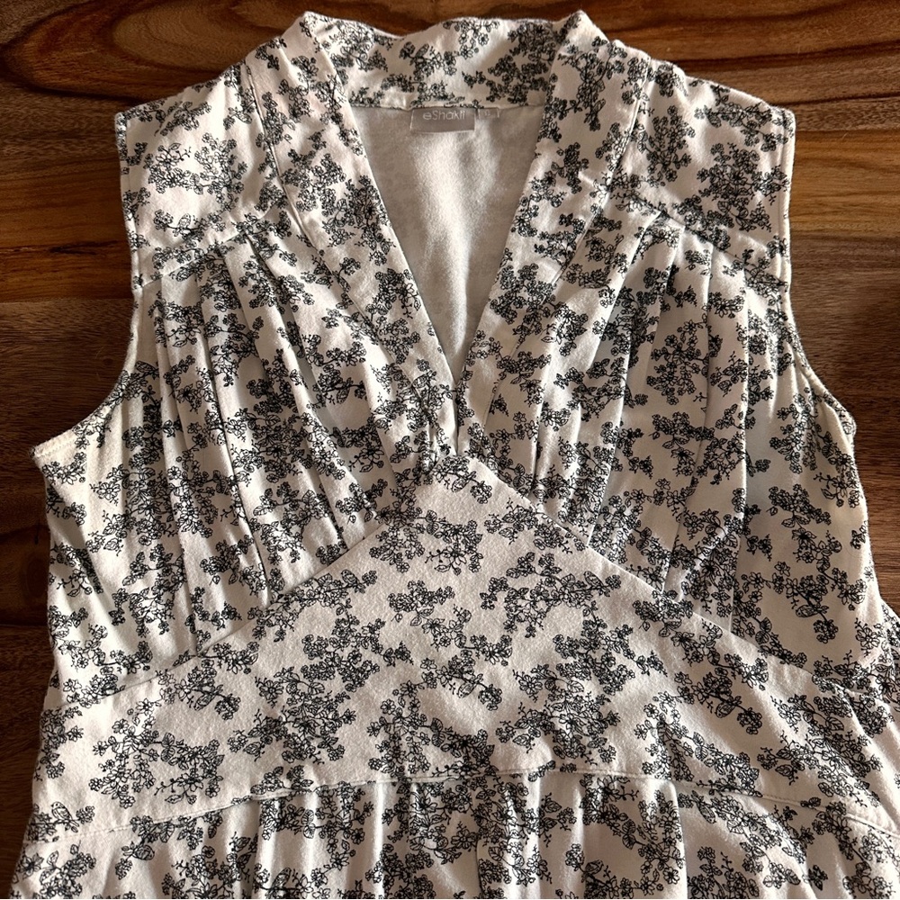 Black and White Sleeveless Dress - Picture 7 of 7